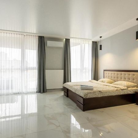 Vip Apartment Near Center Lviv Bagian luar foto