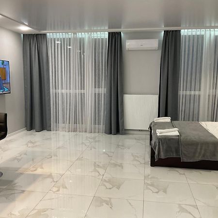 Vip Apartment Near Center Lviv Bagian luar foto