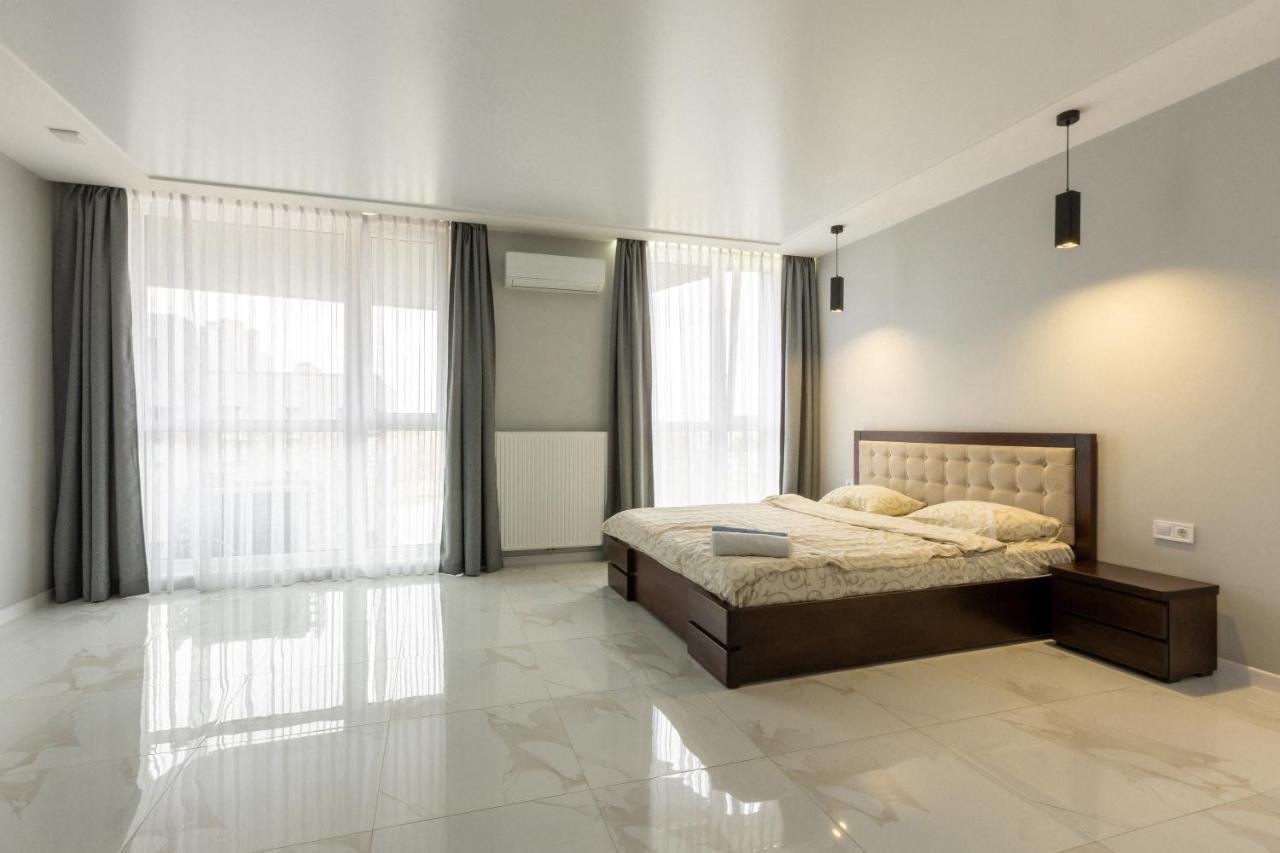 Vip Apartment Near Center Lviv Bagian luar foto