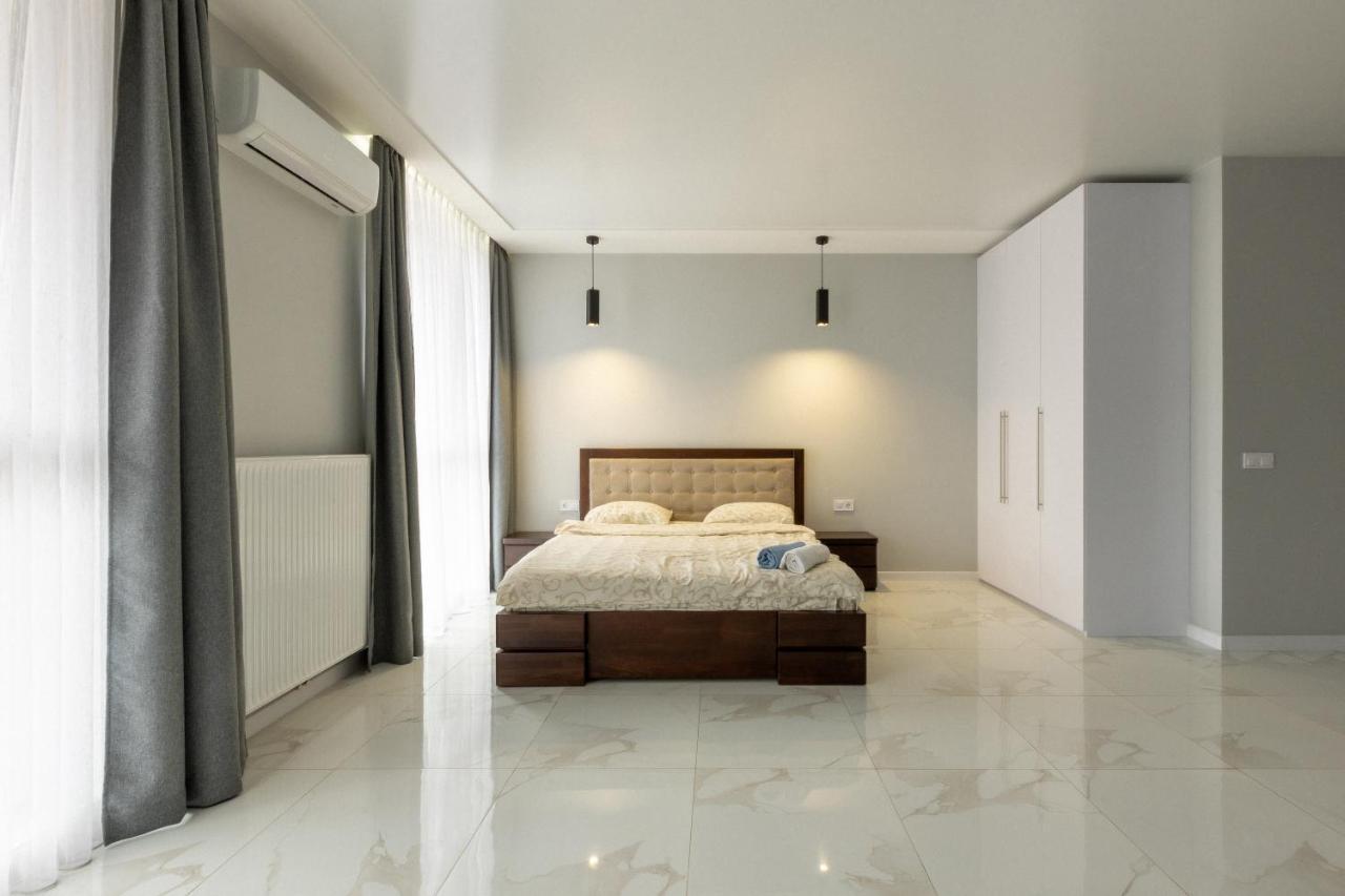 Vip Apartment Near Center Lviv Bagian luar foto